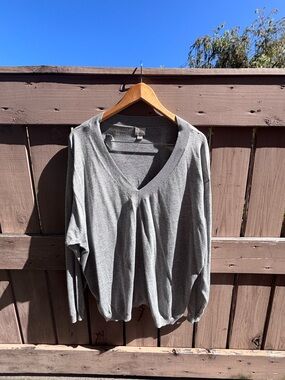 💕LIKE NEW💕 a new day Gray V-Neck Lightweight Sweater